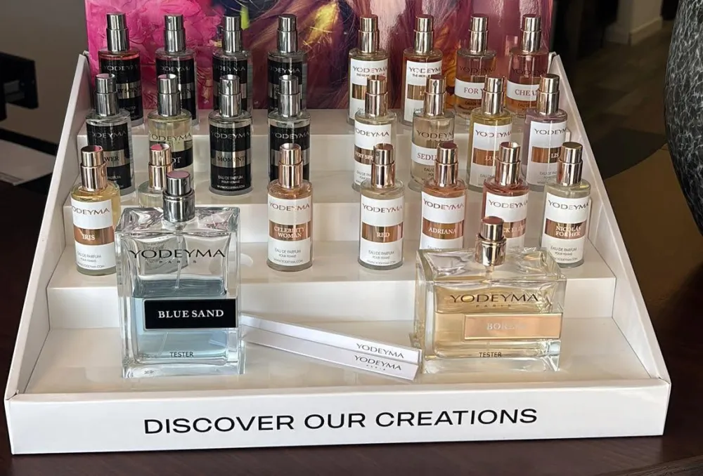 Display met Yodeyma parfums op de balie van de salon